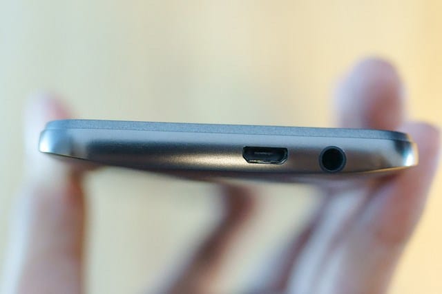Trên tay nhanh HTC One M9 xách tay về Việt Nam Cạnh dưới One M9 màu gun metal, cổng microUSB hơi lệch sang phải, kế đó là cổng audio 3,5mm