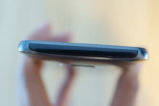Trên tay nhanh HTC One M9 xách tay về Việt Nam Cạnh trên khá giống phiên bản M8, một chiếc nắp nựa đen đậy bên trên, phía dưới là mắt hồng ngoại