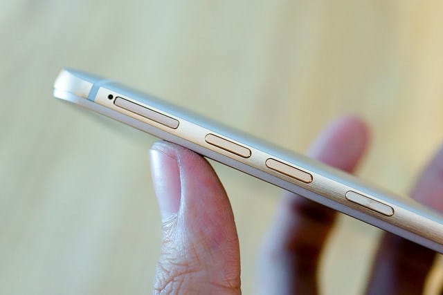 Trên tay nhanh HTC One M9 xách tay về Việt Nam Cạnh phải One M9 là khay SIM, 2 nút tăng giảm âm lượng tách rời và nút nguồn