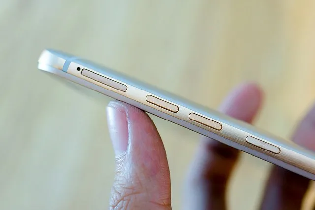 Trên tay nhanh HTC One M9 xách tay về Việt Nam Cạnh phải One M9 là khay SIM, 2 nút tăng giảm âm lượng tách rời và nút nguồn