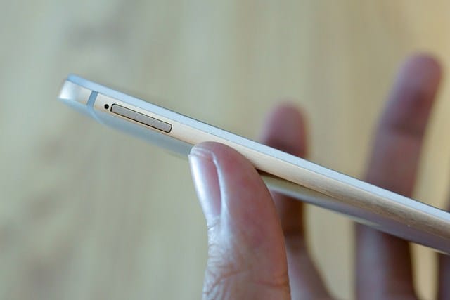 Trên tay nhanh HTC One M9 xách tay về Việt Nam Cạnh trái là khay thẻ nhớ MicroSD