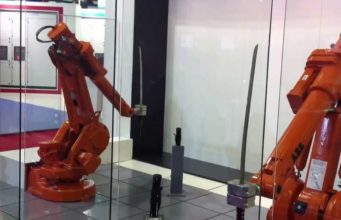 Cùng xem hai cánh tay robot đấu katana. Chuyển động cực kì chính xác