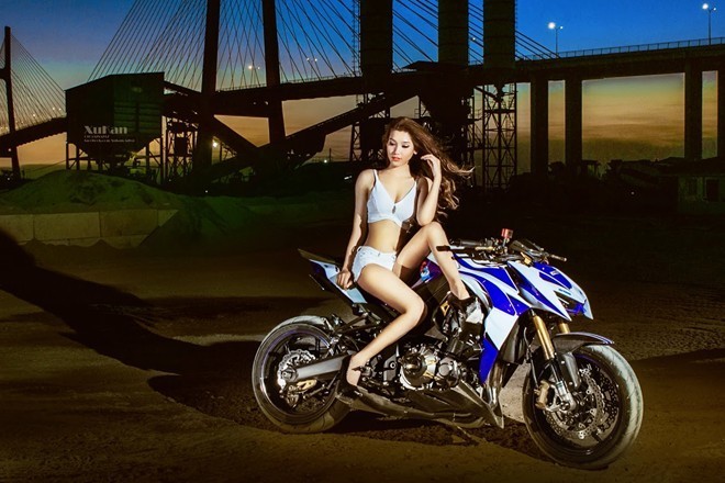 Kim Phụng cùng Kawasaki Z1000 độ. Bóng hồng nóng bỏng bên môtô hầm hố Theo chủ xe, chiếc Z1000 2014 này được độ thêm nhiều đồ chơi và trang trí dàn vỏ theo tông màu độc đáo. Anh cũng là thành viên của câu lạc bộ Z1000 Việt Nam.