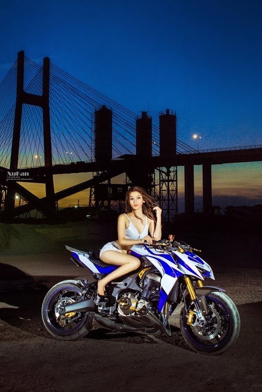 Kim Phụng cùng Kawasaki Z1000 độ. Bóng hồng nóng bỏng bên môtô hầm hố Mẫu xe hầm hố được nam giới yêu thích bên cạnh người mẫu Kim Phụng.