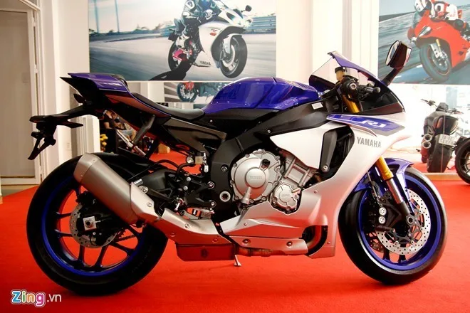 YZF-R1 là con bài chiến lược của Yamaha trong phân khúc siêu môtô, nhằm cạnh tranh với các đối thủ đến từ châu Âu như BMW, Ducati, KTM. Nó được trang bị nhiều công nghệ điện tử tiên tiến phát triển từ xe đua MotoGP. Chiều dài cơ sở được rút ngắn xuống còn 1.405 mm, khiến chiếc xe vào cua dễ dàng hơn. 