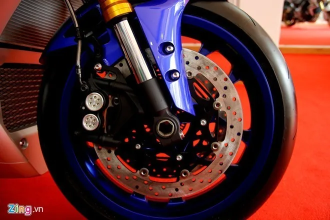 R1 được trang bị hệ thống phanh hoàn toàn mới. Đĩa đôi phía trước có đường kính 320 mm. Kẹp phanh là của Nissin Radial. Xe được trang bị tiêu chuẩn hệ thống chống bó cứng phanh ABS.