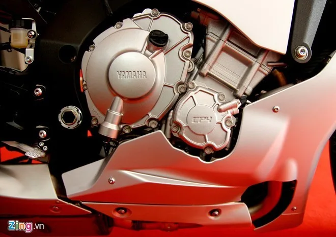 Yamaha R1 2015 được lắp động cơ 4 thì, 4 xi-lanh thẳng hàng, 998 phân khối, 16 van, DOHC, làm mát bằng dung dịch, sản sinh công suất 200 mã lực khi ở vòng tua máy 13.500 vòng/phút cùng 112,4 Nm mô-men xoắn ở vòng tua máy 11.500 vòng/phút.