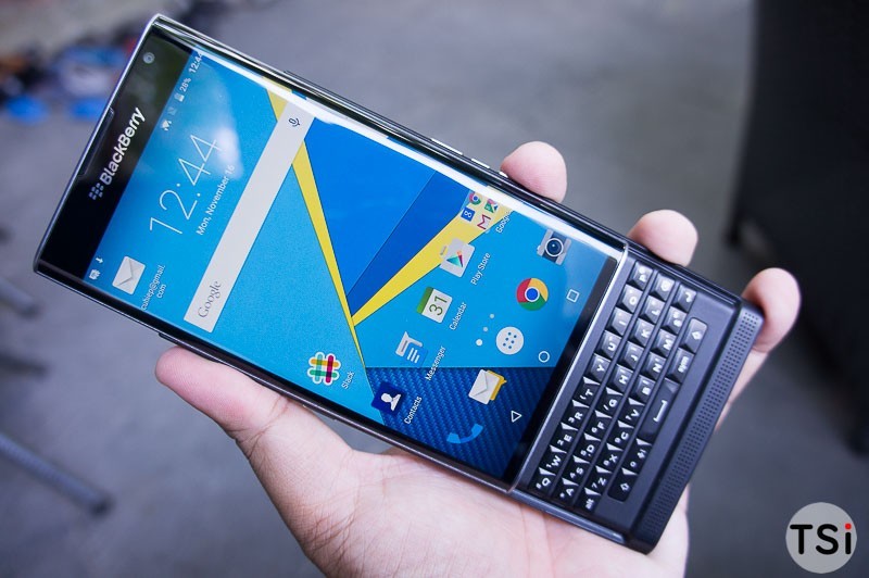 Ảnh BlackBerry Priv tại Sài Gòn: Smartphone chạy Android đầu tiên của "Dâu Đen" Ảnh BlackBerry Priv tại Sài Gòn: Smartphone chạy Android đầu tiên của "Dâu Đen"