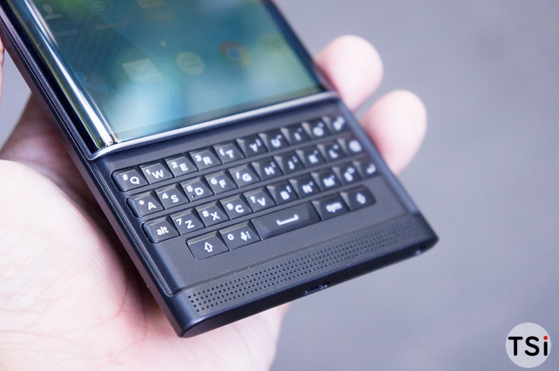 Ảnh BlackBerry Priv tại Sài Gòn: Smartphone chạy Android đầu tiên của "Dâu Đen" Ảnh BlackBerry Priv tại Sài Gòn: Smartphone chạy Android đầu tiên của "Dâu Đen"