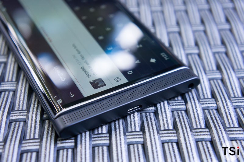 Ảnh BlackBerry Priv tại Sài Gòn: Smartphone chạy Android đầu tiên của "Dâu Đen" Ảnh BlackBerry Priv tại Sài Gòn: Smartphone chạy Android đầu tiên của "Dâu Đen"