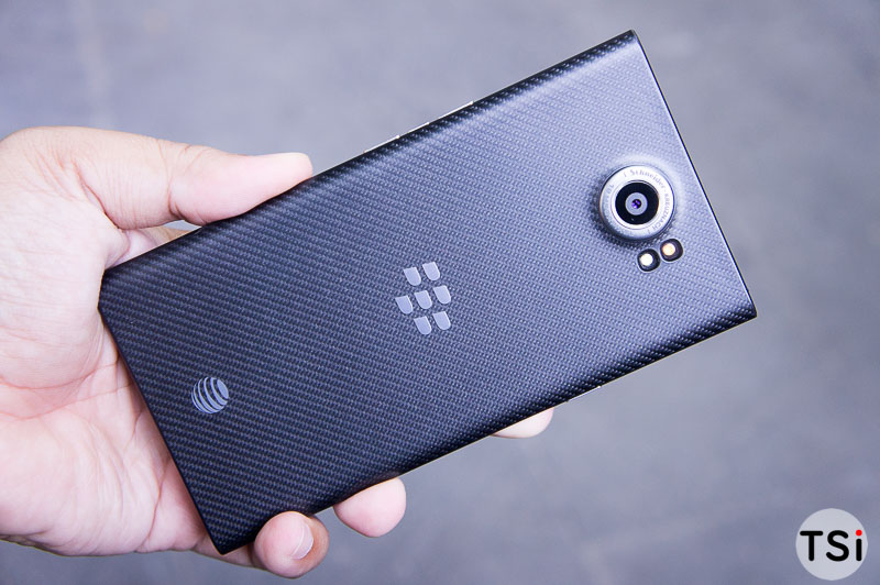 Ảnh BlackBerry Priv tại Sài Gòn: Smartphone chạy Android đầu tiên của "Dâu Đen" Mặt sau máy với logo BlackBerry, camera sau 18MP cùng đèn Flash LED kép