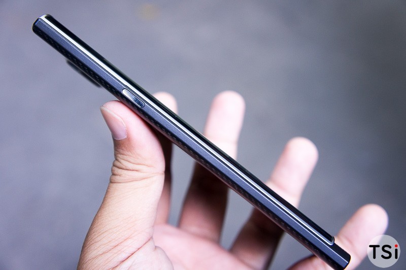 Ảnh BlackBerry Priv tại Sài Gòn: Smartphone chạy Android đầu tiên của "Dâu Đen" Cạnh trái của Priv là nút tăng giảm âm lượng, góc độ này có thể thấy camera sau lồi khá đáng kể