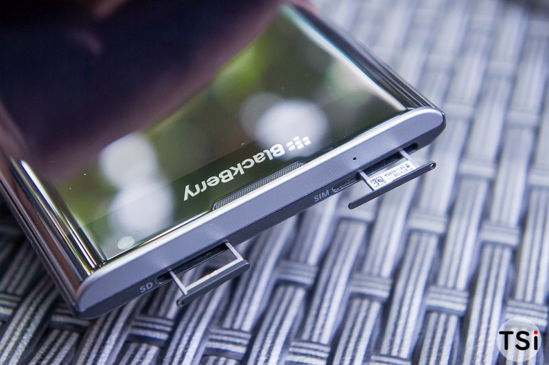Ảnh BlackBerry Priv tại Sài Gòn: Smartphone chạy Android đầu tiên của "Dâu Đen" Đây là cạnh trên của BlackBerry Priv, với 02 khay thẻ nhớ microSD và thẻ nanoSIM