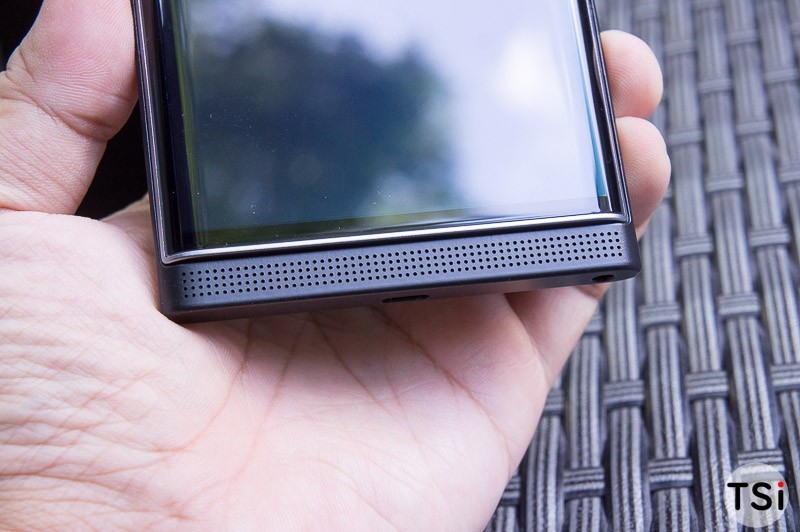 Ảnh BlackBerry Priv tại Sài Gòn: Smartphone chạy Android đầu tiên của "Dâu Đen" Phần màn hình của BlackBerry Priv có hơi lồi hơn so với khu vực loa và micro thoại