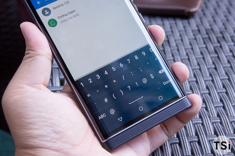 Ảnh BlackBerry Priv tại Sài Gòn: Smartphone chạy Android đầu tiên của "Dâu Đen" Song bàn phím cảm ứng của máy hoạt động cũng rất mượt mà như các sản phẩm Android khác