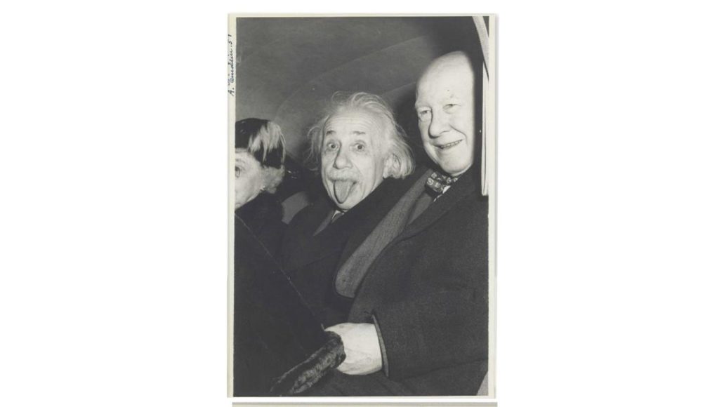 Chuyện ít ai biết về bức ảnh Albert Einstein thè lưỡi
