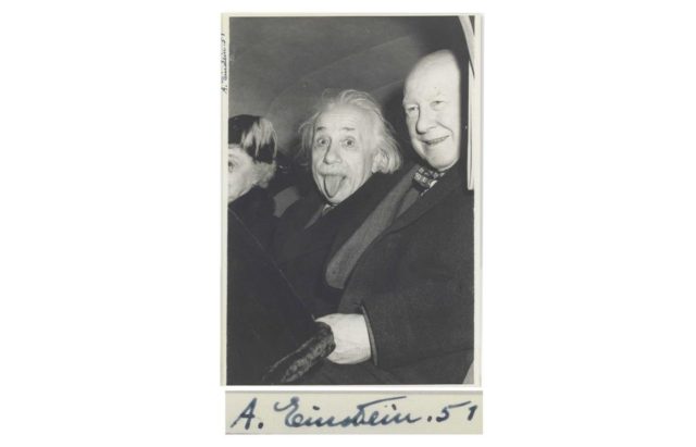 Chuyện ít ai biết về bức ảnh Albert Einstein thè lưỡi Chuyện ít ai biết về bức ảnh Albert Einstein thè lưỡi