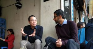 Sundar Pichai cùng Nguyễn Hà Đông bình dị ngồi trà đá lề đường