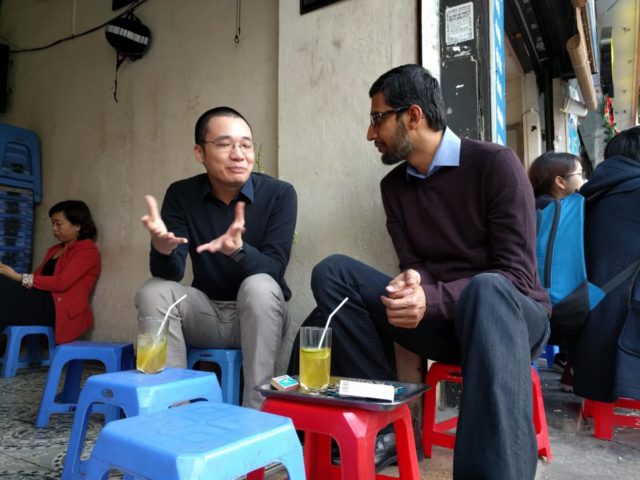 Sundar Pichai cùng Nguyễn Hà Đông bình dị ngồi trà đá lề đường Sundar Pichai cùng Nguyễn Hà Đông bình dị ngồi trà đá lề đường
