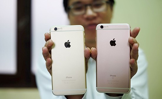 iPhone đã làm người dùng nhàm chán? iPhone 6 Plus và 6S Plus không thể phân biệt nếu không để ý chữ "S" rất bé sau thân máy