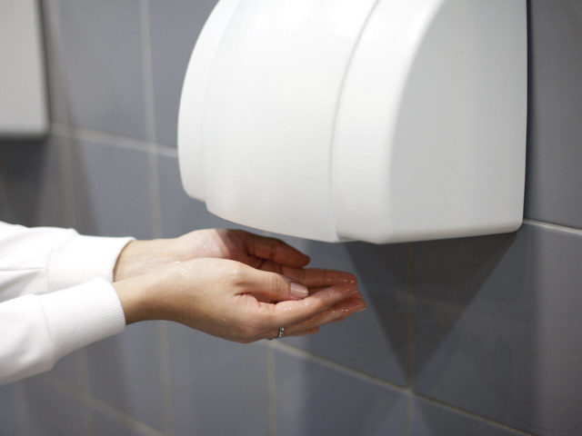 Máy sấy tay tự động có thể lây truyền vi khuẩn qua không khí Máy sấy tay tự động có thể lây truyền vi khuẩn qua không khí
