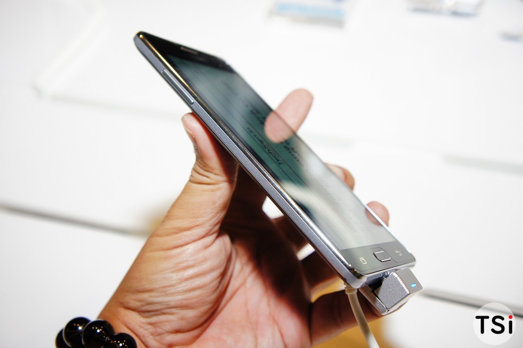 Ảnh thực tế Samsung Galaxy On7: màn hình lớn và sáng, cảm ứng mượt Ảnh thực tế Samsung Galaxy On7: màn hình lớn và sáng, cảm ứng mượt