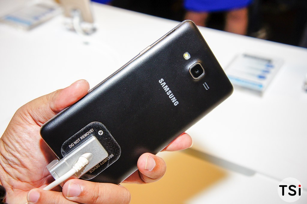 Ảnh thực tế Samsung Galaxy On7: màn hình lớn và sáng, cảm ứng mượt Ảnh thực tế Samsung Galaxy On7: màn hình lớn và sáng, cảm ứng mượt