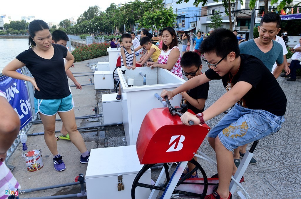 Sài Gòn có máy tập thể dục lọc nước đầu tiên ở kênh Nhiêu Lộc