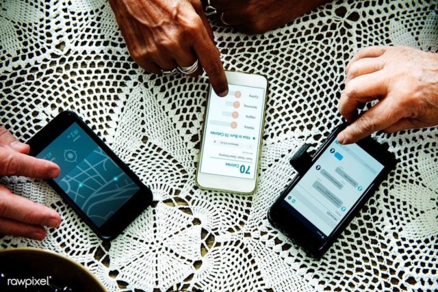 Những điện thoại cho người già có tiêu chí tốt, bền, dễ dùng