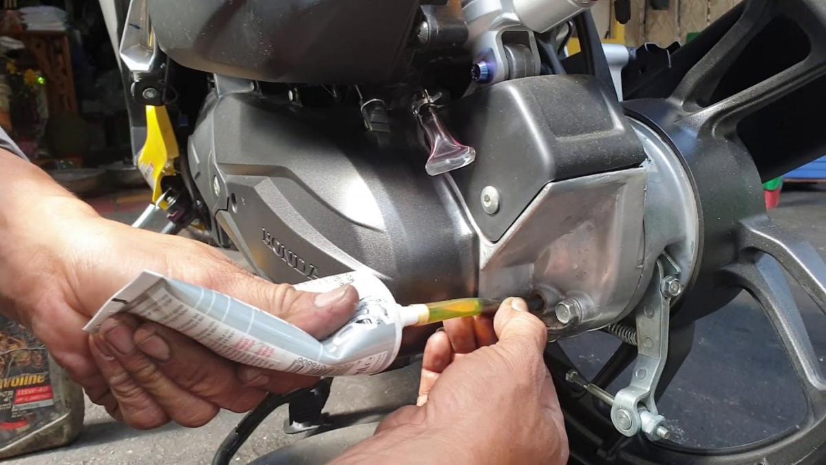 Những điều cần biết về dầu láp cho xe tay ga