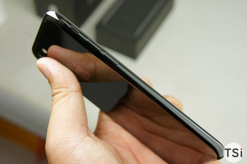 Ảnh thực tế iPhone 7 Jet Black vừa về Việt Nam, so sánh cùng iPhone 3Gs của năm 2008