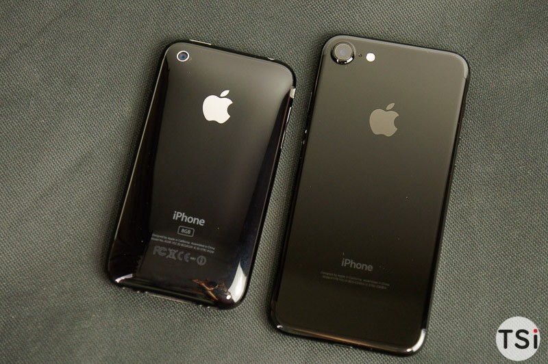 Ảnh thực tế iPhone 7 Jet Black vừa về Việt Nam, so sánh cùng iPhone 3Gs của năm 2008