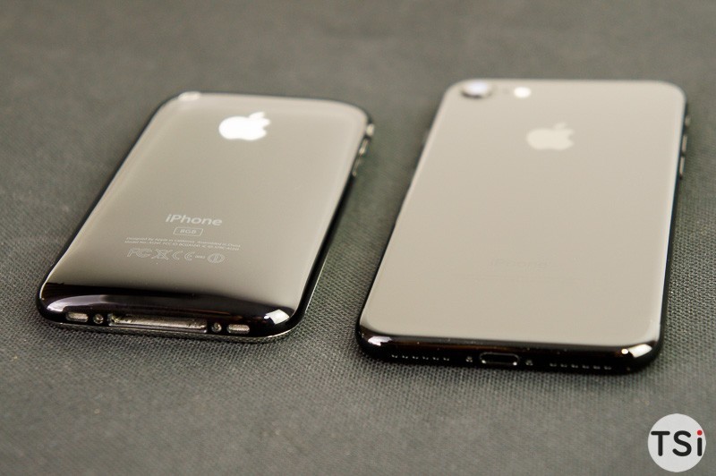 Ảnh thực tế iPhone 7 Jet Black vừa về Việt Nam, so sánh cùng iPhone 3Gs của năm 2008