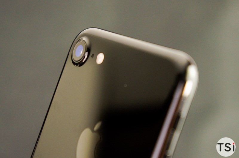 Ảnh thực tế iPhone 7 Jet Black vừa về Việt Nam, so sánh cùng iPhone 3Gs của năm 2008