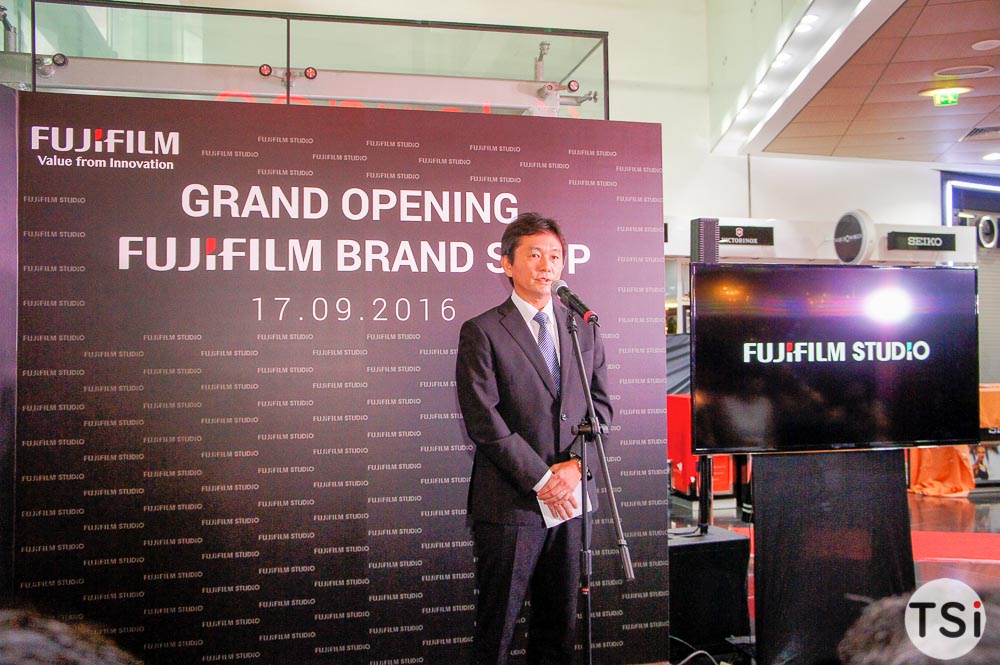 Người tiêu dùng xếp hàng xuyên đêm chờ mua máy ảnh Fujifilm X-A2
