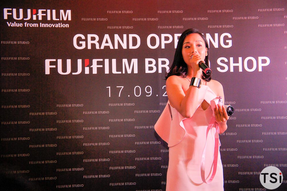 Người tiêu dNgười tiêu dùng xếp hàng xuyên đêm chờ mua máy ảnh Fujifilm X-A2ùng xếp hàng xuyên đêm chờ mua máy ảnh ưu đãi 50% giá