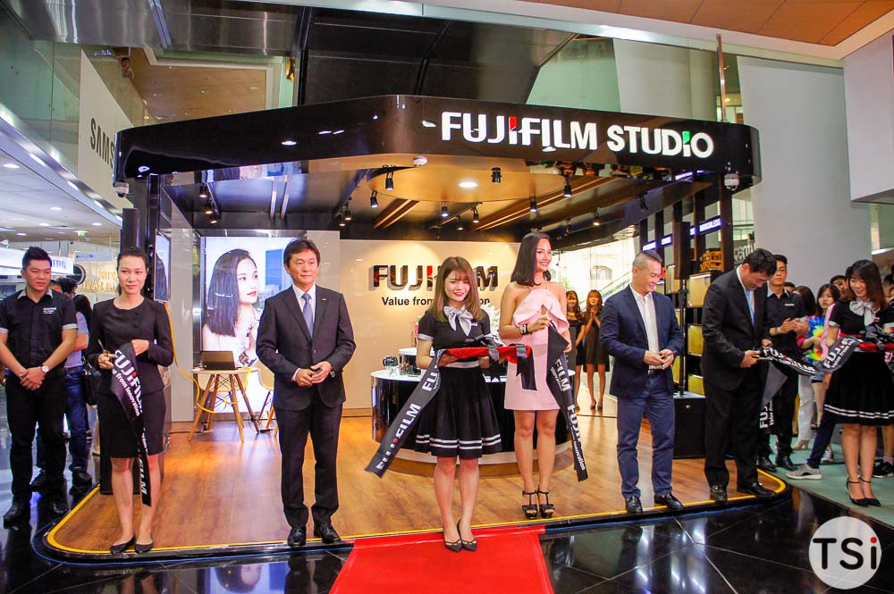 Người tiêu dùng xếp hàng xuyên đêm chờ mua máy ảnh Fujifilm X-A2