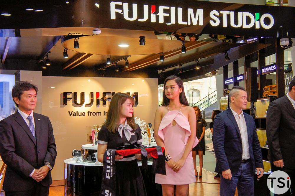 Người tiêu dùng xếp hàng xuyên đêm chờ mua máy ảnh Fujifilm X-A2