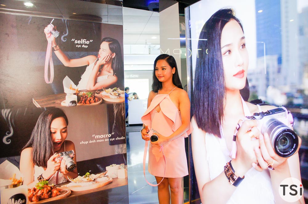 Người tiêu dùng xếp hàng xuyên đêm chờ mua máy ảnh Fujifilm X-A2