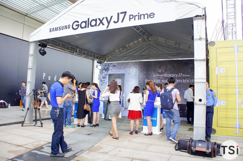 Sôi động buổi mở bán Samsung Galaxy J7 Prime tại TP.HCM