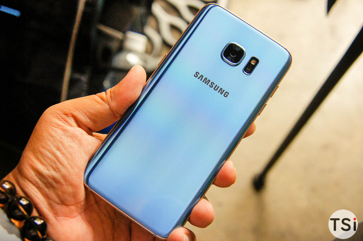 Ảnh cận cảnh Samsung Galaxy S7 Edge màu Blue Coral