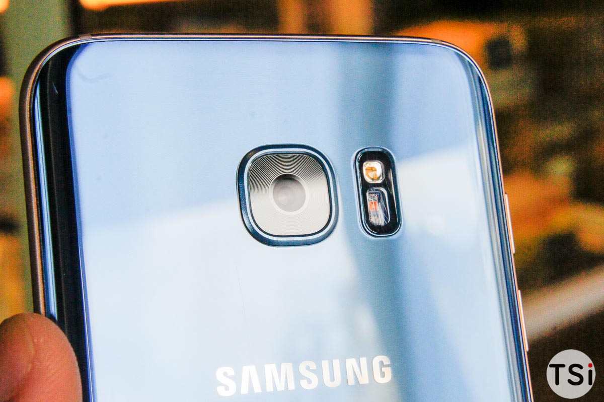 Ảnh cận cảnh Samsung Galaxy S7 Edge màu Blue Coral