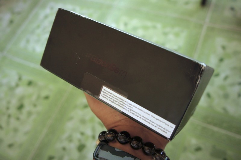 Mở hộp Blackberry Passport phiên bản Qwerty giá 5,67 triệu Mở hộp Blackberry Passport phiên bản Qwerty giá 6,5 triệu