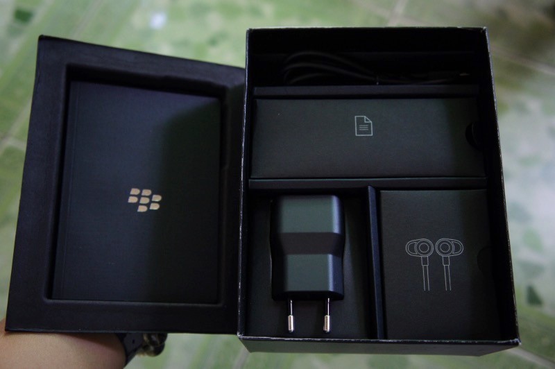 Mở hộp Blackberry Passport phiên bản Qwerty giá 5,67 triệu Mở hộp Blackberry Passport phiên bản Qwerty giá 6,5 triệu