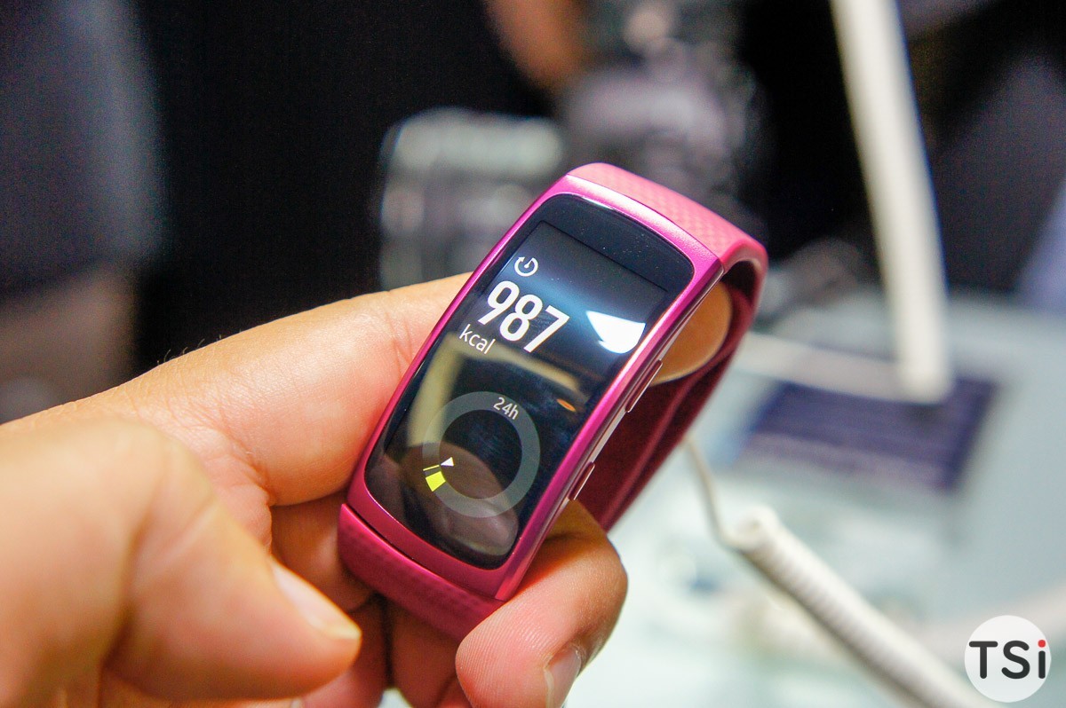 Samsung Gear Fit 2 giảm nửa giá trong 3 ngày đầu tháng 12