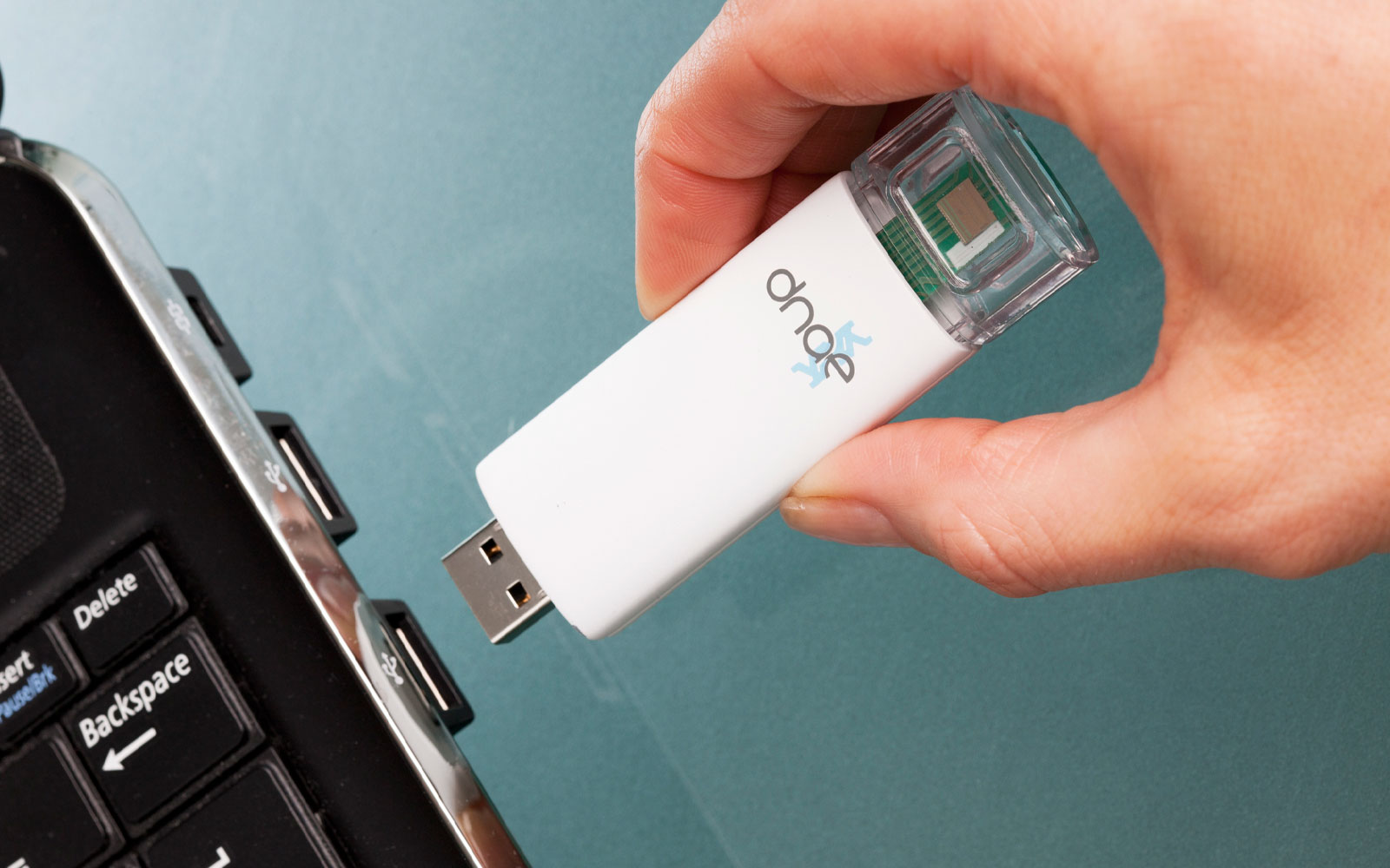 Các nhà khoa học phát triển USB xét nghiệm HIV