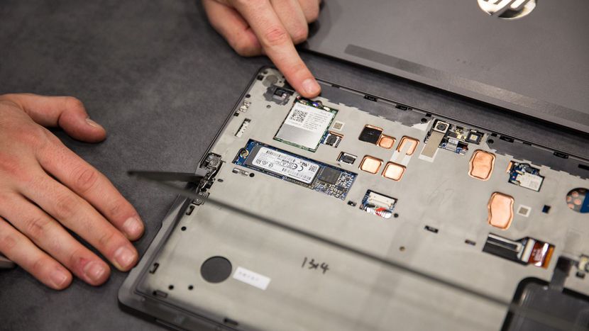 HP ra mắt laptop lai cao cấp Pro x2: thiết kế tương tự Surface Pro 4, sạc 30 phút được 50% pin, giá 1734 USD
