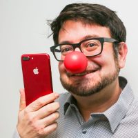 So màu đỏ của chiếc iPhone 7 Plus mới với các vật dụng