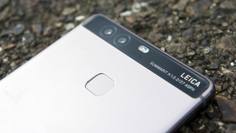 So sánh chế độ chụp chân dung giữa Huawei P10 và iPhone 7 Plus.