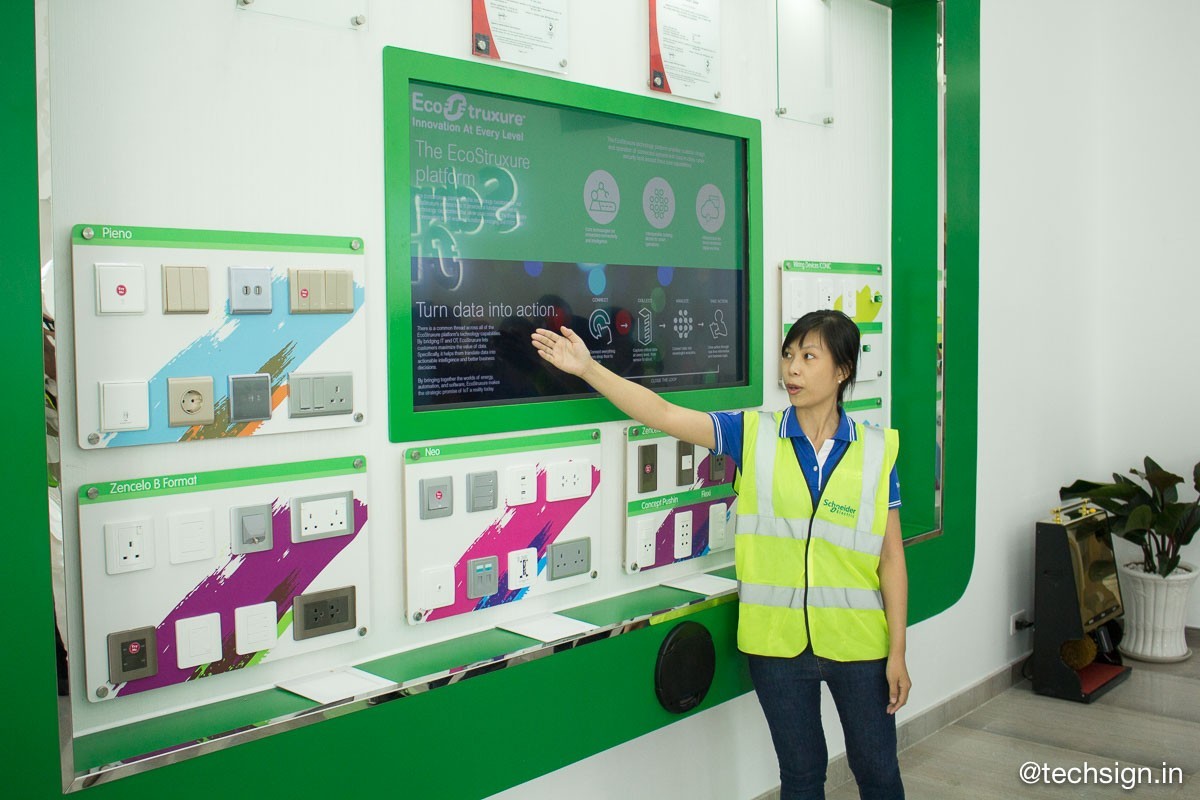Bên trong nhà máy Schneider Electric Việt Nam tại TP.HCM